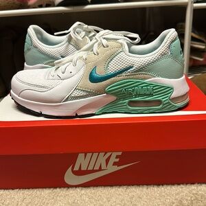 NEW IN BOX Women’s Nike Air Max Excee